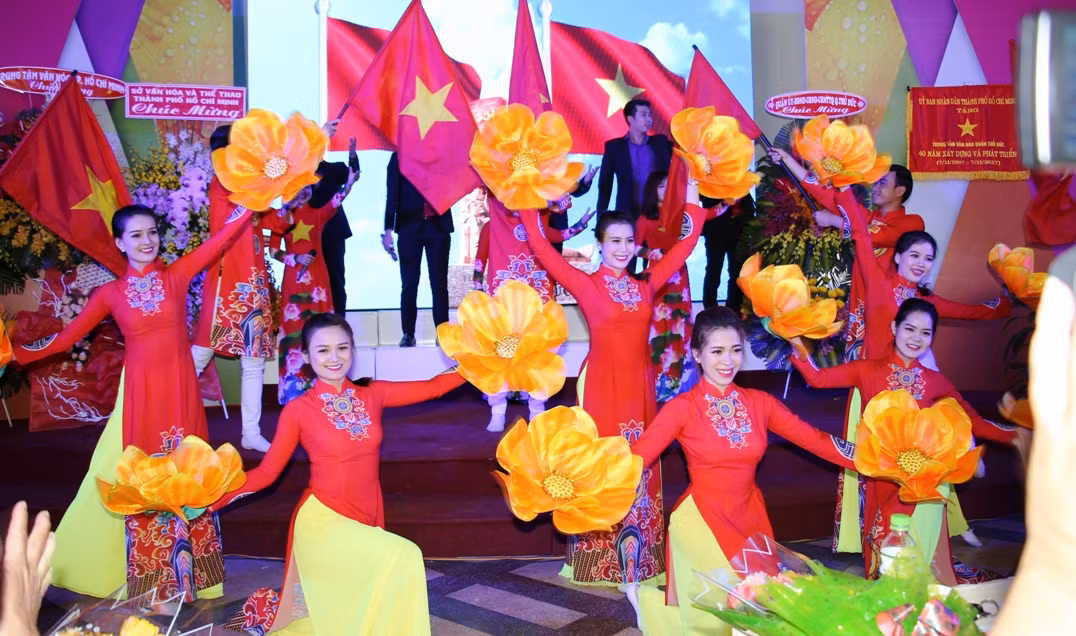 Thậm chí, vào năm 2017 dịp kỷ niệm 40 năm thành lập, Trung tâm Văn hóa quận Thủ Đức đã tổ chức chương trình kỷ niệm ngay sảnh dưới Nhà hát. "Làm sao tổ chức bên trong Nhà hát được vì ở đó nóng bức ai mà chịu nổi", một nhân viên Nhà hát nói.