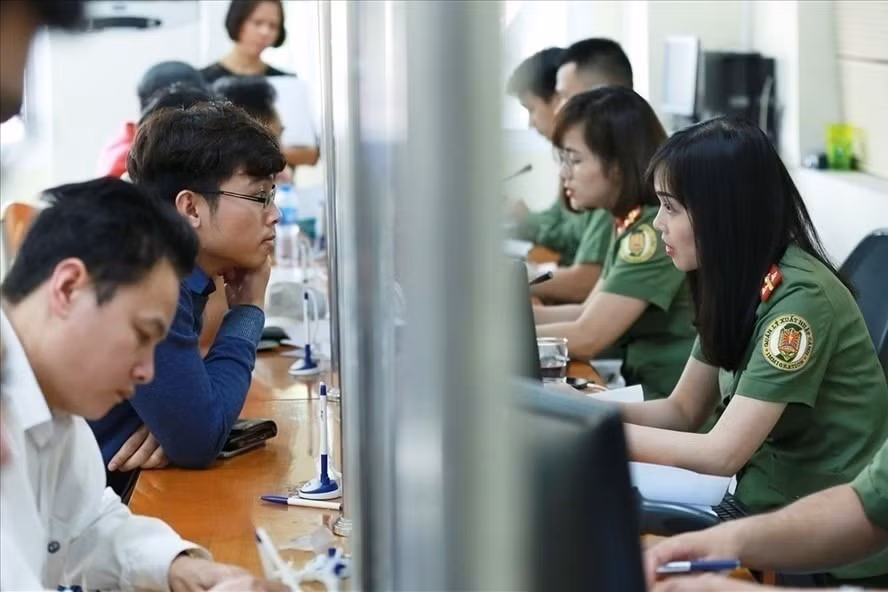  Quy định mới về đóng lệ phí đăng ký thường trú, tạm trú: Từ 5/2, Thông tư 75/2022 của Bộ Tài chính có hiệu lực quy định mức đóng lệ phí đăng ký thường trú là 20.000 đồng/lần đăng ký nếu nộp hồ sơ trực tiếp, 10.000 đồng/lần đăng ký nếu nộp hồ sơ qua cổng dịch vụ công trực tuyến. Công dân đăng ký tạm trú, gia hạn tạm trú cá nhân, hộ gia đình thì lệ phí là 15.000 đồng/lần đăng ký trực tiếp, 7.000 đồng/lần đăng ký qua cổng dịch vụ công trực tuyến. (Ảnh minh họa) 