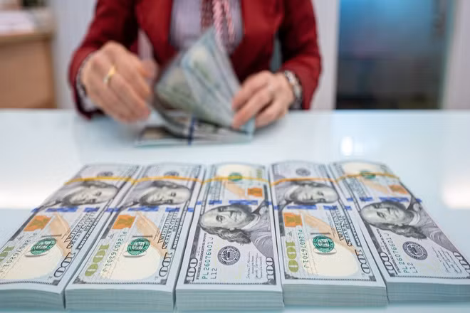  Quy định mới về mua, chuyển, mang ngoại tệ ra nước ngoài: Thông tư 20/2022/TT-NHNN của Ngân hàng Nhà nước Việt Nam hướng dẫn hoạt động chuyển tiền một chiều từ Việt Nam ra nước ngoài và thanh toán, chuyển tiền cho các giao dịch vãng lai khác của người cư trú là tổ chức, cá nhân có hiệu lực từ ngày 15/2. Trong đó quy định các trường hợp mua, chuyển, mang ngoại tệ ra nước ngoài để phục vụ mục đích tài trợ, viện trợ của tổ chức bao gồm mua, chuyển, mang ngoại tệ ra nước ngoài để tài trợ, viện trợ theo các cam kết, thỏa thuận giữa Nhà nước, Chính phủ, các cấp chính quyền địa phương với nước ngoài. Nguồn tài trợ, viện trợ là các khoản kinh phí từ ngân sách hoặc nguồn tiền của chính tổ chức tài trợ, viện trợ. (Ảnh minh họa) 