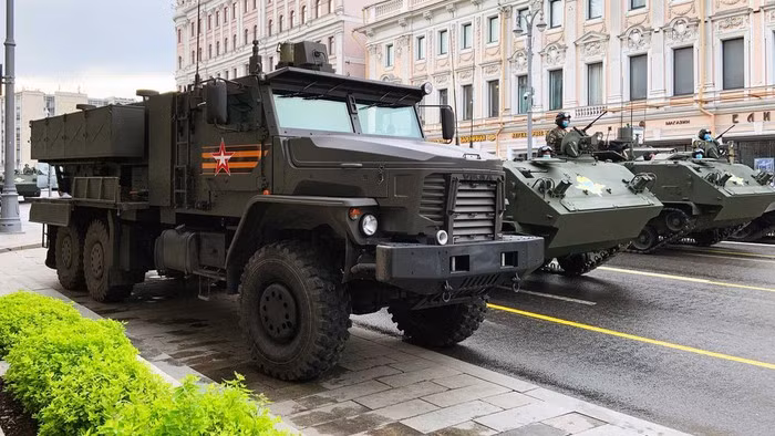 "Tình huống mới đã đến với TOS-2 Tosochka khi Mỹ tuyên bố loại vũ khí này nên bị cấm hoàn toàn", ông Viktor Barantz - một quan chức trực thuộc Bộ Quốc phòng Liên bang Nga cho biết và bình luận ý tưởng một loại vũ khí nên bị cấm vì sức mạnh cao của nó là điều phi lý.