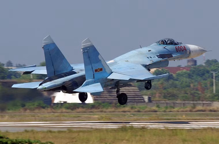 Sukhoi Su-27 (NATO đặt biệt danh là "kẻ tấn công sườn") là máy bay tiêm kích phản lực huyền thoại do Liên Xô phát triển từ cuối những năm 1970. Khác với dòng MiG trước đây, Su-27 có kích cỡ rất lớn, mang nhiều vũ khí (tới 8 tấn) nhưng cực kỳ cơ động, nhanh nhẹn và linh hoạt. Su-27 có thể đảm nhiệm hầu hết mọi nhiệm vụ chiến đấu.