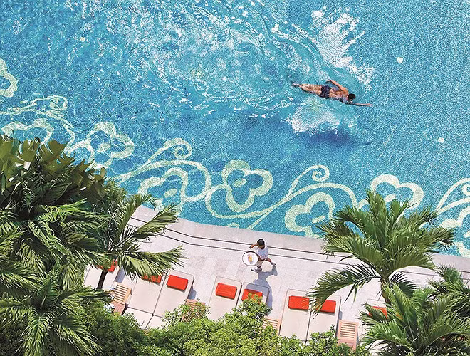 Mới đây, trang du lịch uy tín thế giới CNTraveller đã chọn ra 101 khách sạn có bể bơi đẹp nhất thế giới trong đó ba bể bơi Việt ở Đà Nẵng, Hội An và Nha Trang góp mặt trong danh sách này. (nguồn: Vn Express)