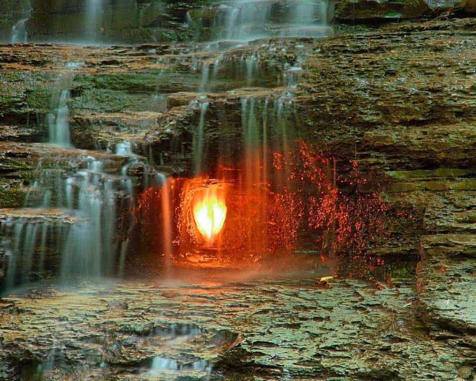 Nằm ngay sau một thác nước ở công viên Chestnut Ridge, Pennsylvania, ngọn lửa ma kỳ lạ này là một ngọn lửa tự phát. Mặc dù nằm ngay cạnh nơi nước chảy tràn trề nhưng nó vẫn cháy sáng ngay gần mặt nước. Vừa đẹp vừa bí ẩn, đây là một ngọn lửa thu hút nhiều khách du lịch.