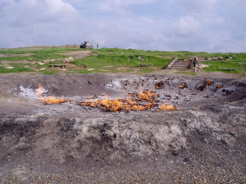 Ngọn lửa vĩnh cửu của Baba Gurgur nằm trong một mỏ dầu ở Iraq. Ban đầu ngọn lửa bùng phát từ khí gas thấm qua các tảng đá bên dưới, kể từ đó đến nay, ngọn lửa vẫn cháy âm ỉ, giúp những người nông dân sưởi ấm đàn cừu của họ.