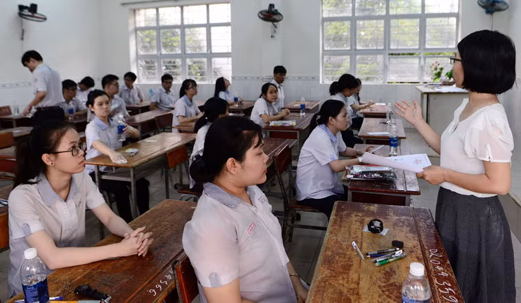 Nghe phổ biến thông tin quy chế lần chót.