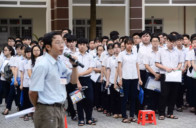 Lúc 9h sáng nay, thông tin PV Kiến Thức nhận được, tổng số thí sinh đến làm thủ tục dự thi là 912.652 thì sinh, đạt tỷ lệ 98,58%.