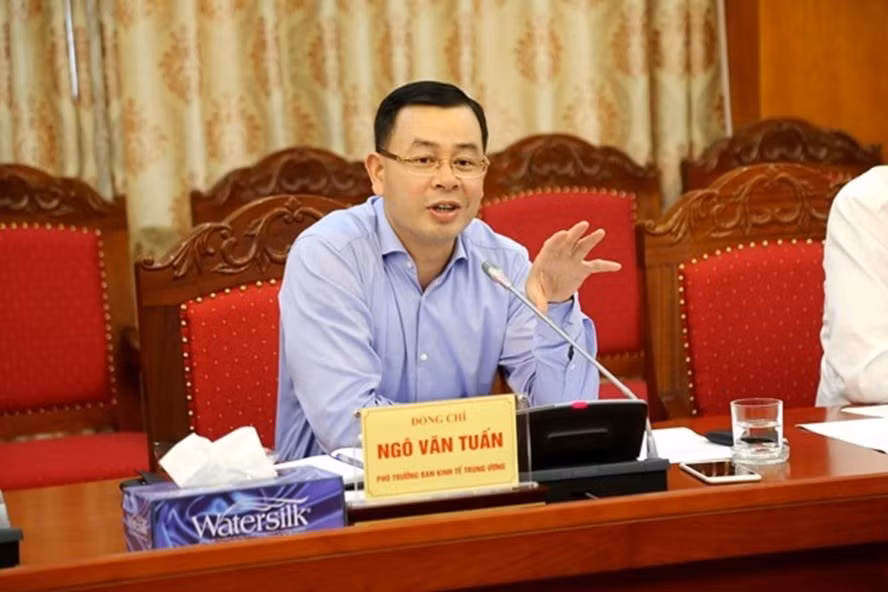 Ông Tuấn có thời gian dài gắn bó với ngành tài chính, từ một chuyên viên lên Phó trưởng phòng, Vụ chính sách Tài chính, Bộ Tài chính vào những năm 1990.