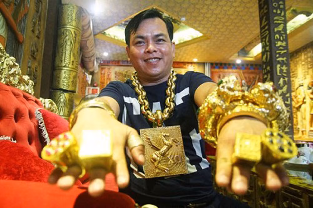 Trước Tùng "vâu", "đại gia đeo vàng" Trần Ngọc Phúc (thường gọi là Phúc XO, 36 tuổi, ngụ quận 12, TP HCM) phải lãnh 12 năm tù vì tội Tàng trữ trái phép chất ma túy. 