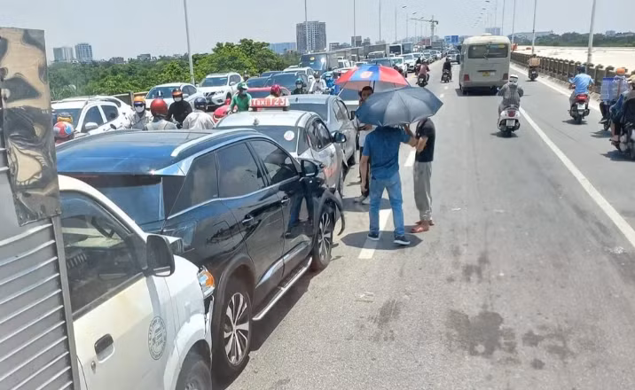 6 o to tong lien hoan tren cau Vinh Tuy khien giao thong un tac