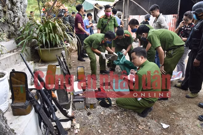 Cơ quan Cảnh sát điều tra kiểm đếm số tang vật tại nhà đối tượng Nguyễn Thanh Tuân. (Ảnh: CAND)