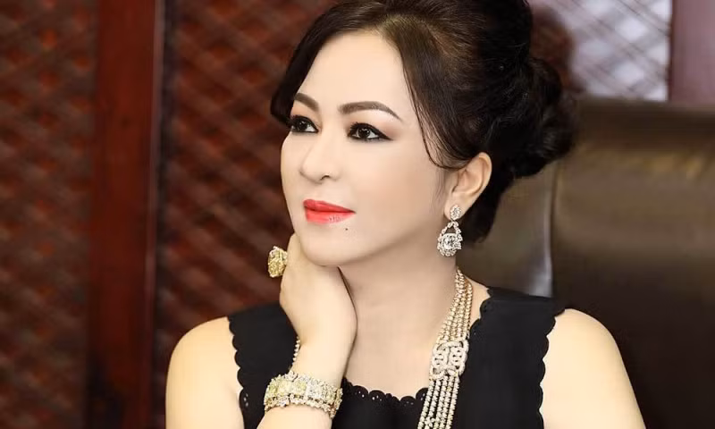 Theo Công an TP HCM, Nguyễn Phương Hằng đã lợi dụng sức ảnh hưởng của bản thân, sử dụng chức năng của mạng xã hội trên internet, tổ chức nhiều buổi phát trực tiếp nội dung thông tin không kiểm chứng, liên quan đến đời tư của người khác; trong đó sử dụng những ngôn từ mang tính chất nhục mạ, xúc phạm danh dự, nhân phẩm của người khác.