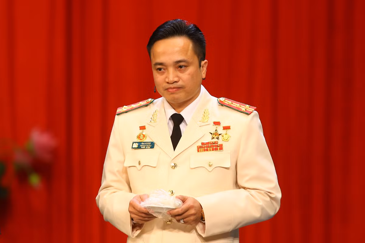 Đại tá Mai Hoàng được biết đến với danh xưng là anh hùng chống ma túy. Chỉ tính từ năm 2016 đến 2020, khi còn công tác tại Công an huyện Mộc Châu, ông đã chỉ đạo các đơn vị đấu tranh, phát hiện, xử lý hàng nghìn nghi phạm liên quan đến ma túy. Đặc biệt là chiến dịch tấn công, xóa sổ 2 điểm nóng ma túy ở xã Lóng Luông, huyện Vân Hồ, tỉnh Sơn La. 