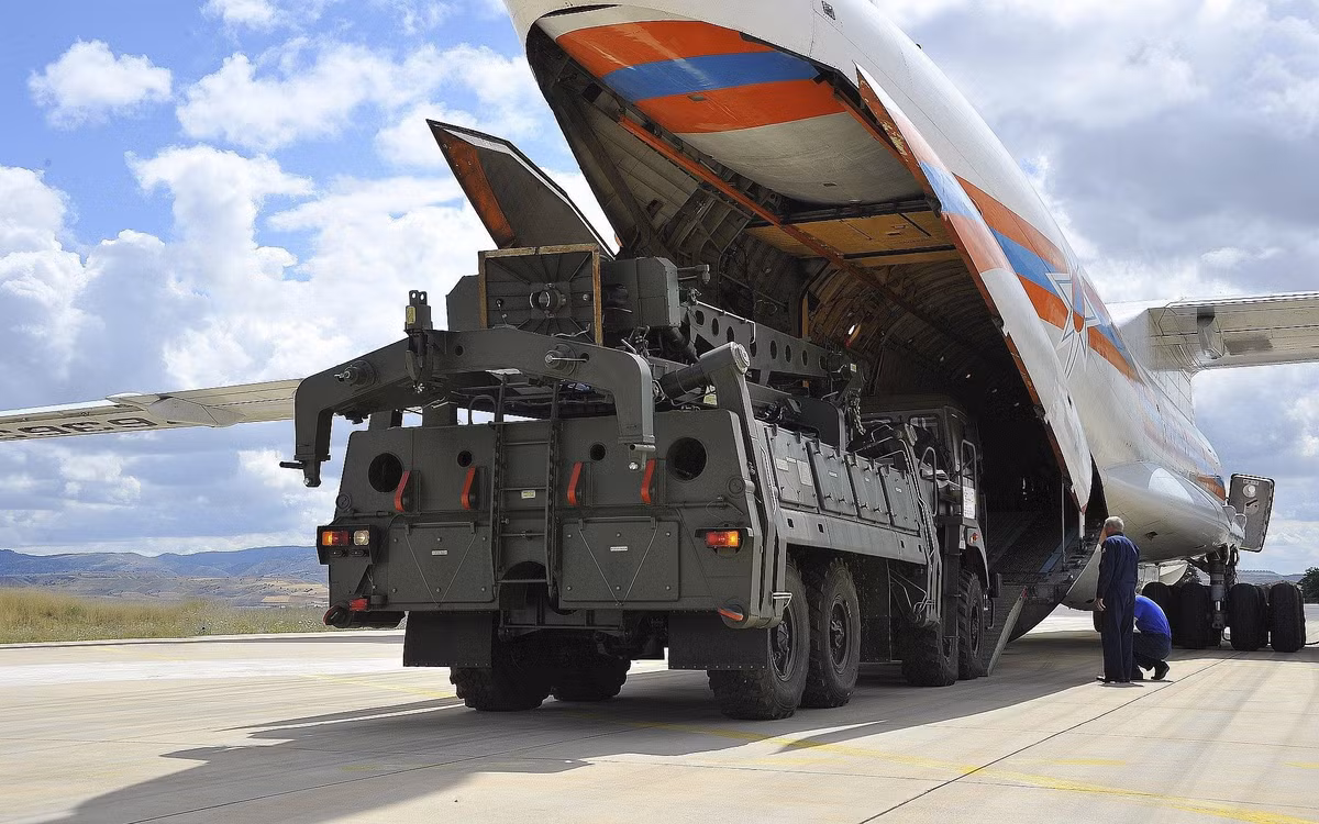 Hơn nữa, Thổ Nhĩ Kỳ và Nga đã đồng ý về việc Ankara mua tổ hợp S-400 thứ hai ở cấp trung đoàn, vũ khí sẽ được sản xuất trên lãnh thổ quốc gia này. Hơn nữa, Thổ Nhĩ Kỳ sẽ không dừng lại ở đó.