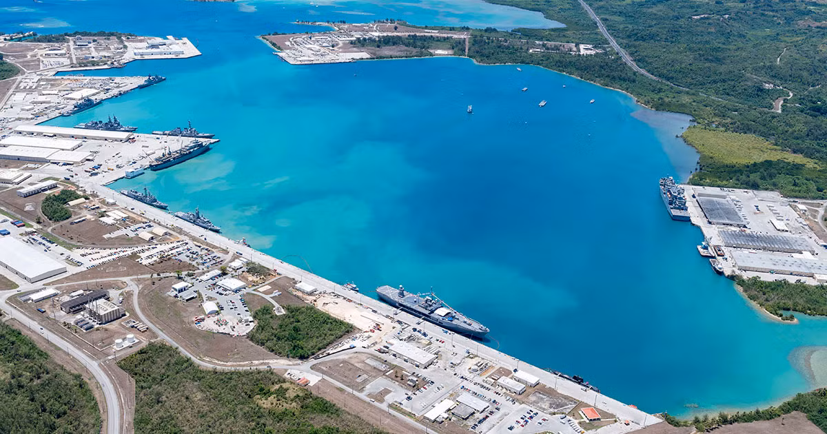 Thứ hai là Guam - nhóm căn cứ quân sự quan trọng của Mỹ. Nằm ở cực Nam của quần đảo Mariana, cách eo biển Đài Loan, biển Đông, bán đảo Triều Tiên khoảng 3000km. Căn cứ quan trọng nhất trong nhóm này là căn cứ không quân chiến lược Andersen. Đây là nơi đặt Bộ tư lệnh không quân số 13 của Mỹ, do đó máy bay ném bom chiến lược như B-52H, B-1B hay B-2 cất cánh từ đây có thể tấn công bất kỳ mục tiêu nào tại khu vực châu Á – Thái Bình Dương trong vòng 12 giờ. Hiện nay căn cứ Andersen triển khai 15 máy bay B-52 và 64 tên lửa hành trình phóng từ trên không có thể bao phủ toàn bộ châu Á – Thái Bình Dương. Ảnh: Căn cứ quân sự Mỹ ở đảo Guam.