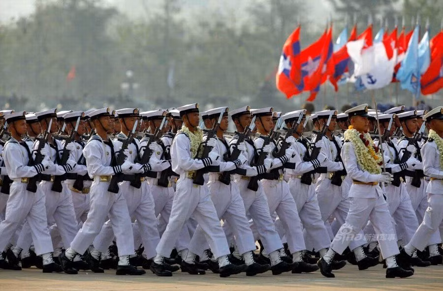 Binh sĩ Hải quân Myanmar với súng trường tấn công QBZ-97. Nguồn ảnh: Sina