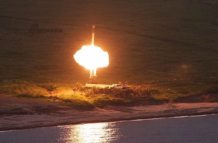 Khi nhận lệnh phóng, đạn tên lửa Yakhont của tổ hợp K-300P Bastion-P sẽ kích hoạt buồng đốt thuốc phóng rắn để thoát khỏi ống phóng trước khi mở hệ thống cánh ổn hướng / điều hướng… Nguồn ảnh: English Russia