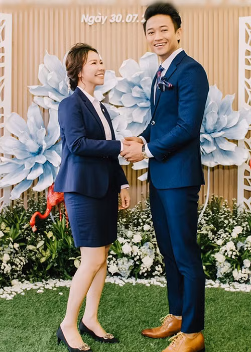 Một nữ doanh nhân đang được cho là bạn gái của Quý Bình. Cô gái này và nam diễn viên đeo nhẫn và đồng hồ đôi. Cả hai còn nhiều lần chụp ảnh chung. Ảnh: Vietnamnet