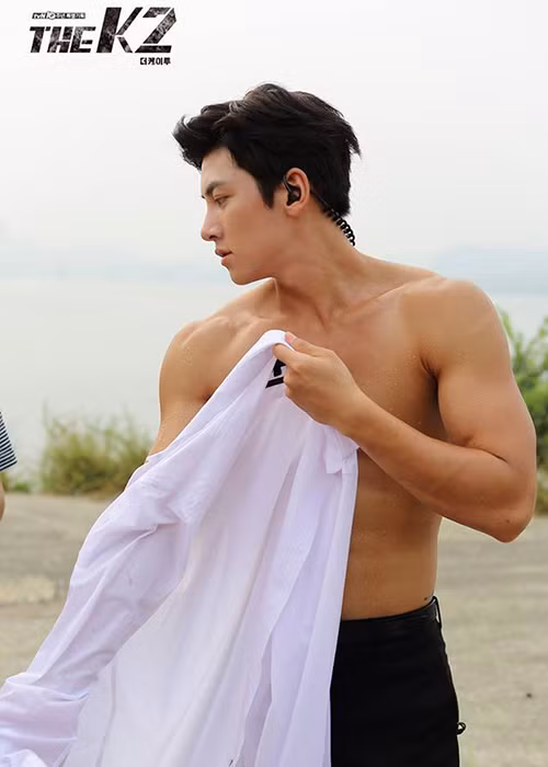Hình ảnh Ji Chang Wook sở hữu body tạc tượng trong bộ phim "Mật danh K2".