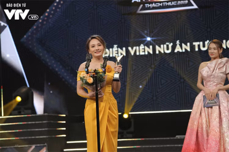 Vai Thư trong "Về nhà đi con" giúp Bảo Thanh tiếp tục đoạt giải Diễn viên nữ ấn tượng tại VTV Awards 2019. Ảnh: VTV