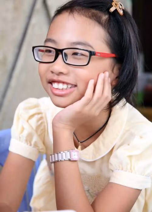 Ở tuổi lên 10, Phương Mỹ Chi có ngoại hình gầy gò, làn da đen nhẻm.