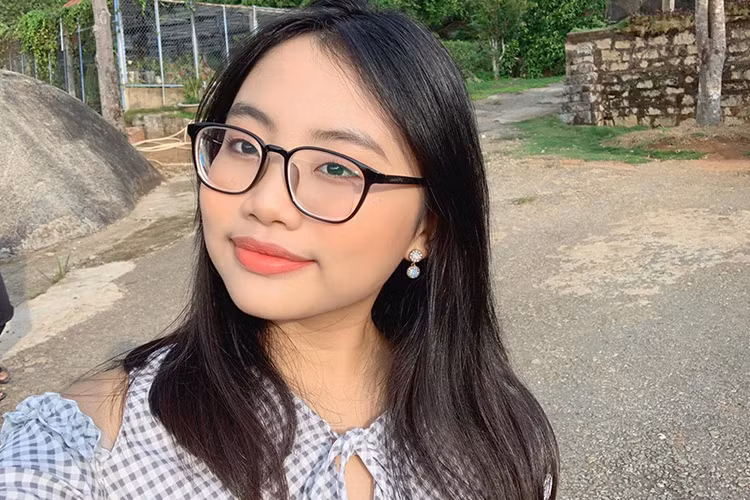 Rút kinh nghiệm sau những lần trang điểm đậm bị chê già chát, Phương Mỹ Chi giờ chỉ trang điểm nhẹ nhàng.