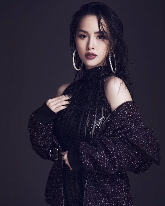 Trước đây, hot mom 25 tuổi từng làm người mẫu ảnh cho các kênh truyền hình, tạp chí nổi tiếng. Sau khi sinh con, cô nhanh chóng lấy lại vóc dáng gợi cảm như xưa khiến nhiều mẹ bỉm sữa ngưỡng mộ.