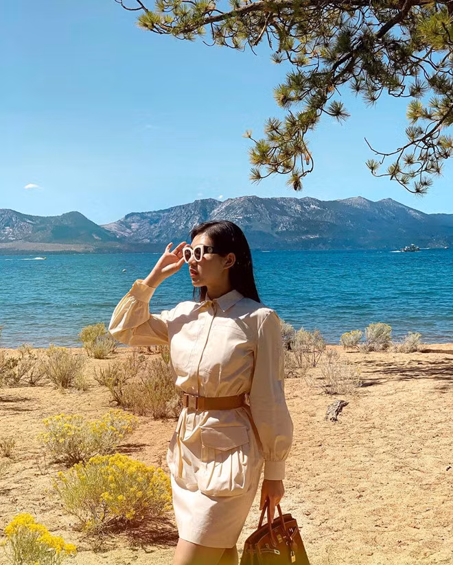 Hot girl sinh năm 1993 thường đăng tải hình ảnh khoe vóc dáng thon thả bên siêu xe cùng những món hàng hiệu đắt đỏ trên trang cá nhân. Là ái nữ của đại gia kinh doanh siêu xe tại Việt Nam, 9X có cơ hội sở hữu và trải nghiệm hơn 50 dòng xe khác nhau như Huracan, Bentley, Rolls-Royce.