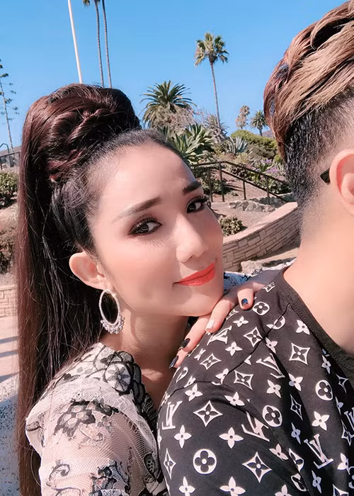 Ngoài khoảnh khắc thân mật với trai lạ, Cát Tường còn viết đầy ẩn ý: “Anh cho em theo với”.