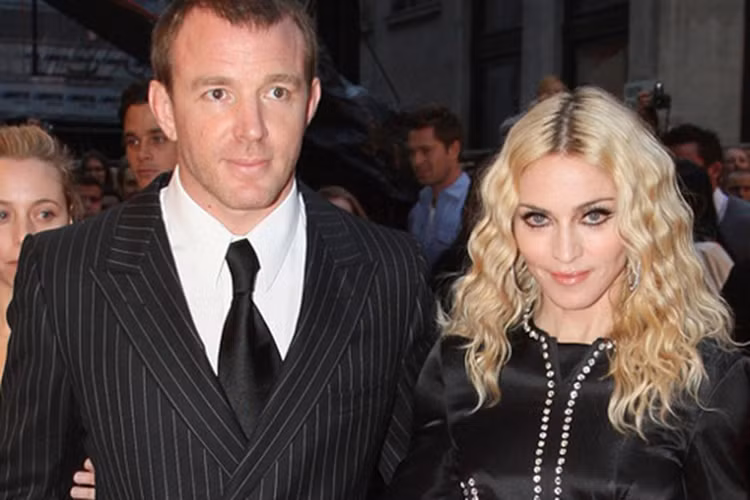 Năm 2000, nữ ca sĩ tái hôn với đạo diễn Guy Ritchie. Được biết, đám cưới lần 2 của Madonna được tổ chức xa hoa với chi phí lên đến 2 triệu USD.