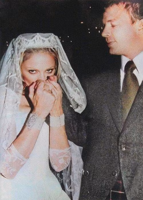 Madonna sinh con trai với đạo diễn Guy Ritchie. Ngoài ra, cô còn nhận 4 người con nuôi.
