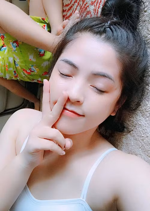 Là gái hai con, bà xã của đạo diễn viên phim "Âm tính" vẫn trẻ trung, gợi cảm.