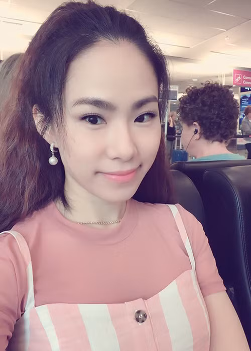 Trước tin đồn níu giữ tuổi thanh xuân bằng dao kéo, Lương Bích Hữu quay clip cận cảnh gương mặt, thậm chí véo má, bóp mũi để chứng minh nhan sắc tự nhiên 100%.