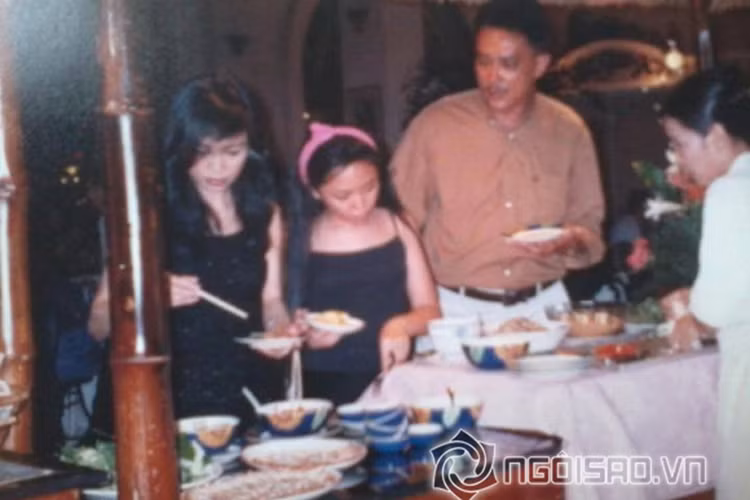 Lúc nhỏ, Tóc Tiên được mẹ hướng dẫn bước vào con đường âm nhạc. Tuy nhiên, mẹ của Tóc Tiên vẫn mong con gái trở thành một bác sĩ.