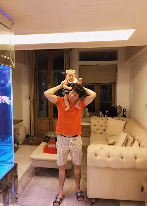 Đại gia Đức An luôn tự tay chăm sóc con gái.