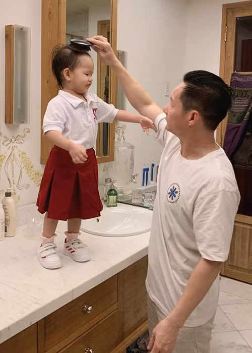 Phan Như Thảo còn chia sẻ, thú vui của chồng mỗi ngày khi con đi học chỉ là ở nhà ngắm hoa, nghe chim hót, còn mọi thứ sân si anh dẹp bỏ.