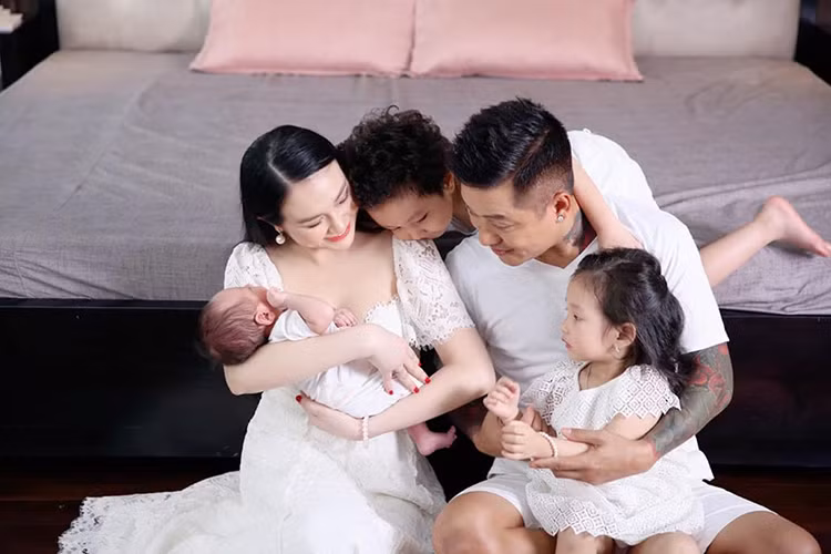 Tổ ấm hạnh phúc của Tuấn Hưng chào đón cậu con trai thứ 3 cách đây không lâu.