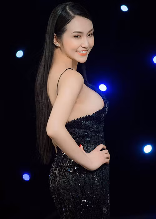 Nhiều người khen ngợi bà xã của Tuấn Hưng quyến rũ hơn cả lúc còn son.