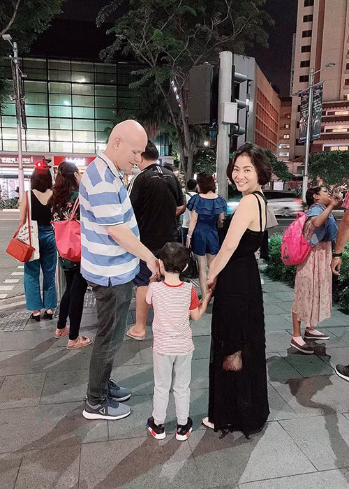 Thu Minh thường xuyên đăng ảnh con trai nhưng khéo léo giấu mặt bé bằng biểu tượng ngộ nghĩnh hay chụp góc ảnh từ đằng sau.