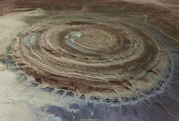 Vòng xoáy Richat, ở Mauritania: Vòng xoáy Richat như con mắt trên sa mạc Sahara thách thức các nhà khoa học bao nhiêu năm qua. Đường kính vòng xoáy dài 49km nên có thể nhìn thấy từ vũ trụ. Trước đây, người ta cho rằng vòng xoáy kỳ lạ này hình thành do núi lửa hoạt động và thiên thạch rơi. Ngày nay, một số người cho rằng sự ăn mòn kết cấu đá tạo thành vòng xoáy. Rất khó giải thích được sao lại hình thành vòng xoáy đồng tâm hoàn hảo và đều nhau như thế.