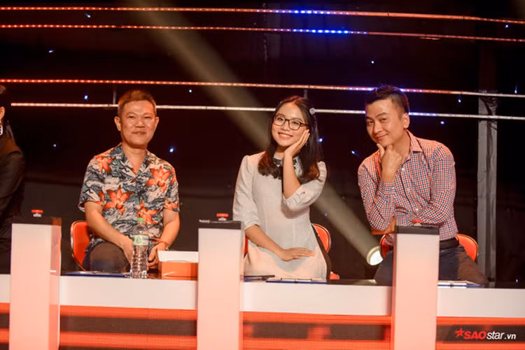 Phương Mỹ Chi thẳng thắn nhận xét Khánh An hát chưa rõ trong khi dòng nhạc quê hương thiên về cảm xúc, để cảm nhận được cảm xúc thì khán giả cần nghe rõ lời. Ảnh: Saostar