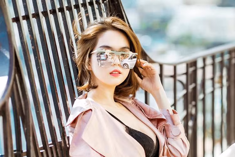 Đi kèm loạt ảnh mua sắm ở nước ngoài, Ngọc Trinh viết đầy ẩn ý: "Hot không nè cả nhà. Liệu có ai cần cảnh tỉnh Trinh không?".