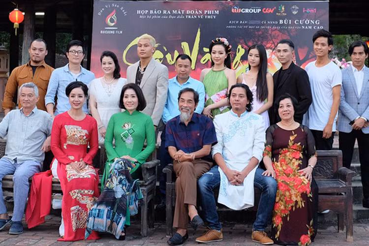 Để vào vai Lão Hạc, nghệ sĩ Viết Liên còn phải giảm cân. Hiện tại, ông giảm được 3 kg nên vẫn phải nhờ đến bộ phận hóa trang để hình ảnh Lão Hạc chân thực nhất. Ảnh: Môi son