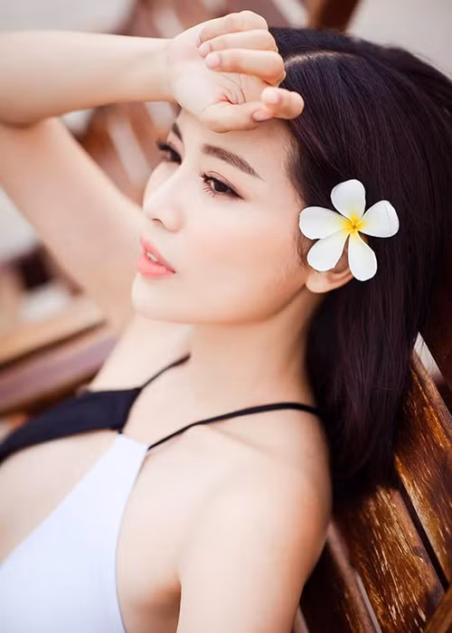 Cao Thái Hà đẹp không tỳ vết trong trang phục áo tắm.