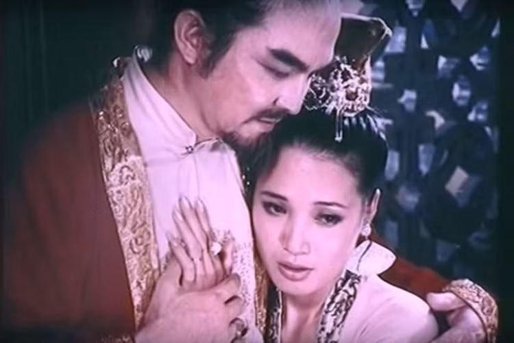 Nghệ sĩ Thế Anh còn từng đóng loạt phim điện ảnh như “Em bé Hà Nội”, “Không nơi ẩn nấp”, “Hồi chuông màu da cam”, “Vụ án Hồ Con Rùa”, “Người trong cuộc”, “Vĩnh biệt chân trời cũ”, “Gánh xiếc rong”, “Đêm hội Long Trì”, “Kiếp phù du”.