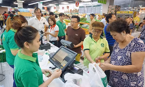 Ngày đầu tiên của dịp nghỉ lễ 3 ngày liền nhân Quốc khánh 2/9, ngay từ lúc mở cửa, đa số các siêu thị lớn như Coop Mart, Big C, Lotte, Vinmart... khách hàng đã chen chân vào mua sắm.