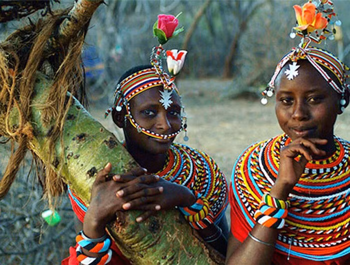 Trong phong tục cưới của bộ tộc Maasai ở Kenya, các cô gái trong bộ tộc sẽ không được tự do yêu đương cũng như quyết định ai là chồng mình mà phải theo sự sắp đặt của cha mẹ.