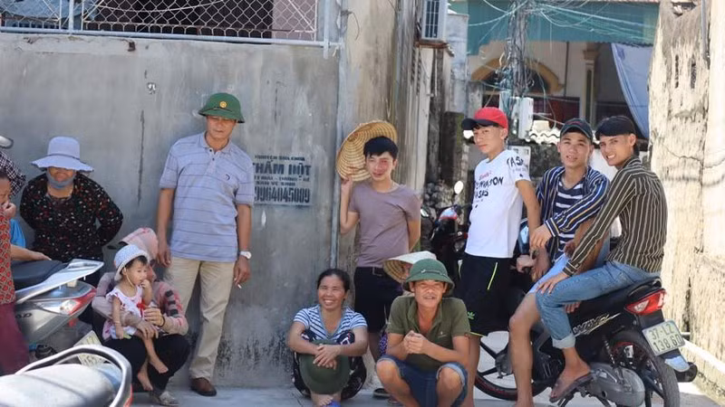 Người dân kéo đến nhà các ngư dân thoát chết trở về nghe câu chuyện chìm tàu và bơi lênh đênh 25 giờ đồng hồ trên biển.