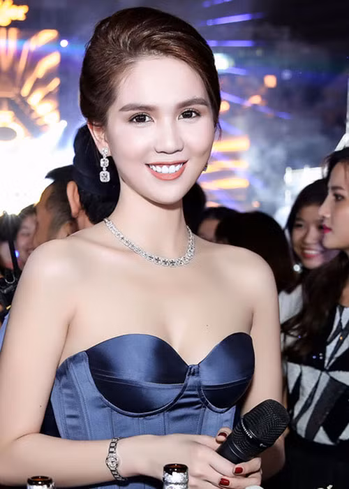 Thời mặn nồng với tỷ phú Hoàng Kiều, "nữ hoàng nội y" Ngọc Trinh được bạn trai tặng một bộ trang sức kim cương đắt tiền. Mời quý độc giả xem video "Với Phạm Hương, showbiz chỉ là cuộc dạo chơi của tuổi trẻ". Nguồn Youtube/vtc