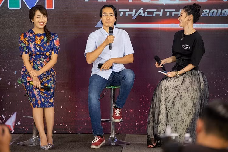 Theo Vietnamnet, khi đoàn làm phim "Về nhà đi con" trò chuyện với khán giả, dù là MC của sự kiện nhưng Minh không hề phỏng vấn Thu Quỳnh. Ở phần chụp ảnh cuối sự kiện, Minh Hà cũng không lên sân khấu cùng hình với các khách mời, trong đó có Thu Quỳnh. Ảnh: Vietnamnet