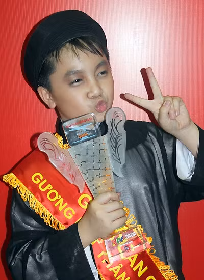 Ở tuổi 15, bé Ben không còn tham gia nghệ thuật nhiều như trước. Cậu bé tập trung cho việc học theo lời khuyên của cha nuôi Hoài Linh. Ben tâm sự thần tượng cha nuôi nên cố gắng học tốt. "Con thấy mình cần phải làm tốt để xứng đáng là con nuôi của ba Hoài Linh, chứ không phải là con nuôi của ba mà vô tổ chức", Ben chia sẻ với báo chí.